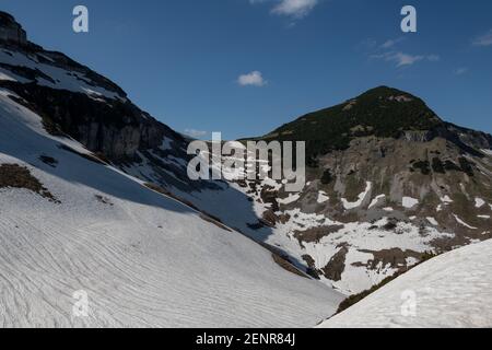 Früher Frühling auf dem Loser Berg mit schmelzendem Schnee und Felsformationen an einem sonnigen Tag, Altaussee, Loser, Salzkammergut, Österreich Stockfoto