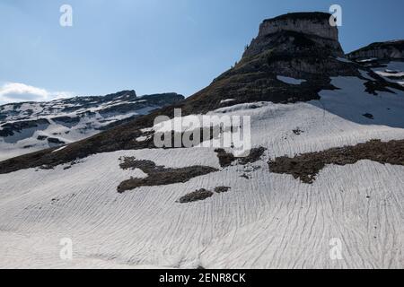 Früher Frühling auf dem Loser Berg mit schmelzendem Schnee und Felsformationen an einem sonnigen Tag, Altaussee, Loser, Salzkammergut, Österreich Stockfoto