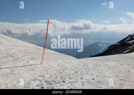 Früher Frühling auf dem Loser Berg mit schmelzendem Schnee und Felsformationen an einem sonnigen Tag, Altaussee, Loser, Salzkammergut, Österreich Stockfoto