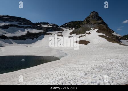 Früher Frühling auf dem Loser Berg mit schmelzendem Schnee und Felsformationen an einem sonnigen Tag, Altaussee, Loser, Salzkammergut, Österreich Stockfoto