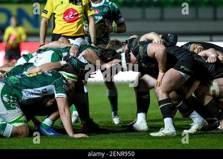 Treviso, Italien. Februar 2021, 26th. Treviso, Italien, Monigo Stadion, 26. Februar 2021, Scrum zwischen Benetton Treviso und Connacht Rugby während Benetton Treviso vs Connacht Rugby - Rugby Guinness Pro 14 Spiel Credit: Ettore Griffoni/LPS/ZUMA Wire/Alamy Live News Stockfoto