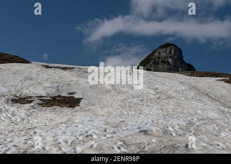 Früher Frühling auf dem Loser Berg mit schmelzendem Schnee und Felsformationen an einem sonnigen Tag, Altaussee, Loser, Salzkammergut, Österreich Stockfoto