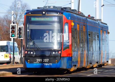 Eine der Sheffields Super Trams im Manor Top in South Yorkshire, Großbritannien Stockfoto