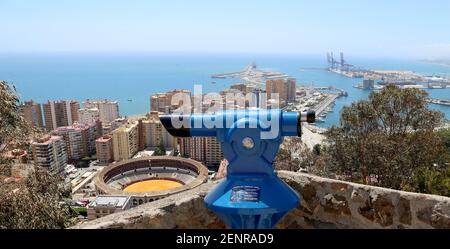 Fernrohr-Betrachter mit Blick auf die Malaga mit der Plaza de Toros (Stierkampfarena) aus der Vogelperspektive, Spanien Stockfoto
