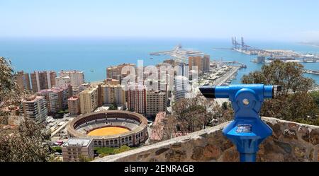 Fernrohr-Betrachter mit Blick auf die Malaga mit der Plaza de Toros (Stierkampfarena) aus der Vogelperspektive, Spanien Stockfoto