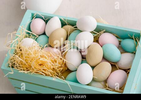 Schokoladeneier in kleine Holzkiste Stockfoto