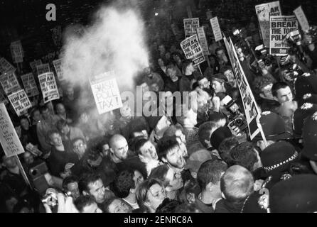 Die Anti-Umfrage-Steuer-Demonstration wird gewalttätig vor Hackney Town Hall, Mare Street, London, 8th. März 1990. Stockfoto