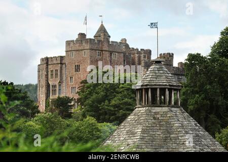 Das Dach des Dunster's Yarn Market mit dem Schloss im Hintergrund. Dunster, Somerset, Großbritannien. Stockfoto