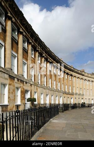 Eine Terrasse von Häusern, Bestandteil der Royal Crescent, entworfen von John Wood den jüngeren, in der Stadt Bath, UK. Stockfoto