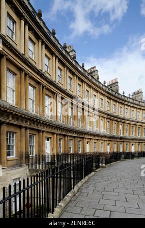 Eine Terrasse mit Häusern, Teil des Circus, entworfen von John Wood the Elder, in der Stadt Bath, Großbritannien. Stockfoto