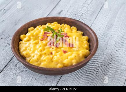 Schüssel mit Makkaroni und Käse mit Scheiben gebratenem Speck Stockfoto