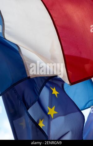 Französische und EU-Flaggen flattern im Wind zusammen. Nahaufnahme Stockfoto