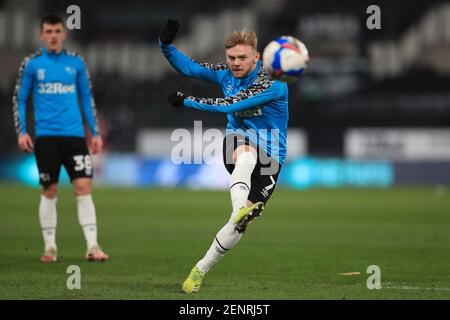 Kamil Jozwiak von Derby County erwärmt sich vor dem Sky Bet Championship-Spiel im Pride Park Stadium, Derby. Bilddatum: Freitag, 26. Februar 2021. Stockfoto