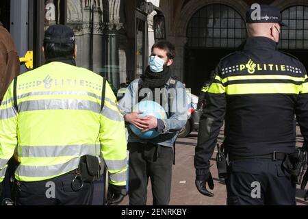 Holländische Polizisten verhafteten einen Umweltaktivisten des Extinction Rebellion während Protestblock am Haupteingang des Rijksmuseums am Februar 26 Stockfoto