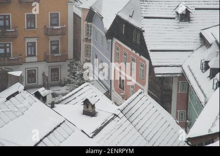 Hallstatt Dorf von oben im Winter bei Schneefall, Hallstatt, Inneres Salzkammergut, Österreich Stockfoto