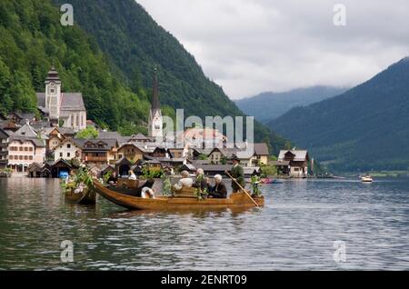 Pfingstprozession mit geschmückten Plaetten, Flachbodenbooten am Hallstätter See vor dem Hallstätter Dorf, Oberösterreich, Österreich Stockfoto