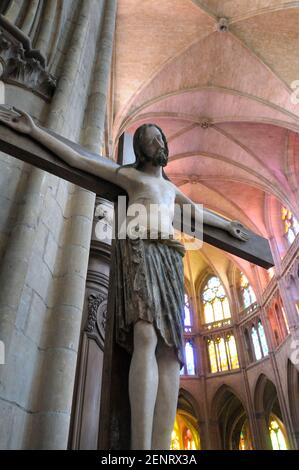 Kruzifix in der Kathedrale von Nevers (Cathédrale Saint-Cyr-et-Sainte-Julitte de Nevers), Nevers, Nièvre, Burgund, Frankreich Stockfoto