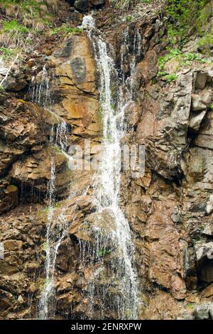 Einer der vielen Wasserfälle im Biosphärenreservat Arkhyz, Russische Föderation.kleiner Wasserfall auf einer steilen Klippe im Biosphärenreservat Arkhyz, Russland Stockfoto