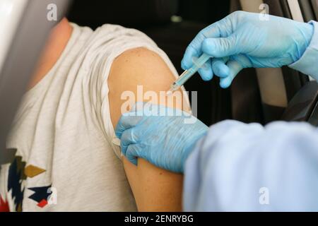 GRANADA, ANDALUSIEN, SPANIEN. FEBRUAR 26TH, 2021. Massenimpfung gegen Covid-19 von Lehrern und Lehrkräften unter Verwendung des Impfstoffs von AstraZeneca. Stockfoto