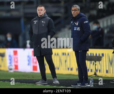 Derby, Großbritannien. Februar 2021, 26th. Wayne Rooney Manager von Derby County beobachten die Aktion, wie das Spiel beginnt in Derby, Großbritannien auf 2/26/2021. (Foto von Mark Cosgrove/News Images/Sipa USA) Quelle: SIPA USA/Alamy Live News Stockfoto