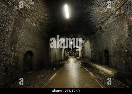 Radweg durch Grabstein Tunnel, einem ehemaligen Eisenbahntunnel bei Monsal Kopf im Peak District, Derbyshire, UK. Stockfoto