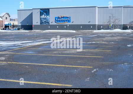 OTTAWA, ONTARIO, CANADA - 2/25/2021: Ein Parkplatz an einem Landmark Cinemas Kino in Kanata ist während der globalen COVID-19 Pandemie leer. Stockfoto