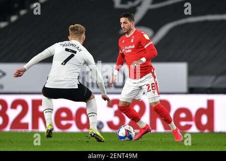 DERBY, ENGLAND. FEB 26th Anthony Knockaert (28) von Nottingham Forest und Kamil Jozwiak von Derby County während des Sky Bet Championship-Spiels zwischen Derby County und Nottingham Forest im Pride Park, Derby am Freitag, den 26th. Februar 2021. (Kredit: Jon Hobley - MI News) Kredit: MI Nachrichten & Sport /Alamy Live Nachrichten Stockfoto