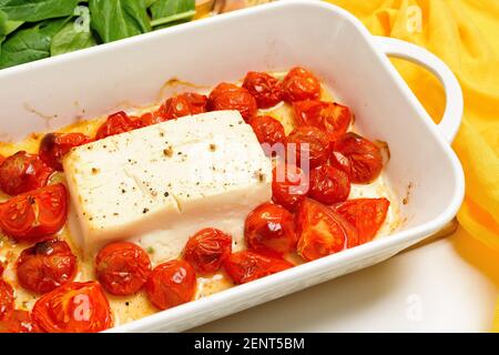 Schritt-für-Schritt Zubereitung und Zutaten für im Ofen gebackenen Feta-Käse mit Tomaten und Pasta, Pfeffer Knoblauch auf hellem Hintergrund Draufsicht, Trend Recip Stockfoto