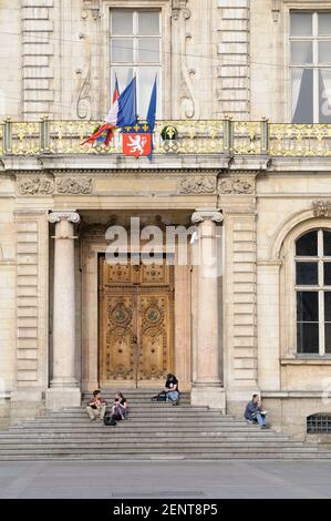 Leute, die auf den Stufen des Hotels de Ville sitzen Stockfoto
