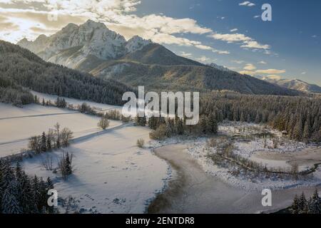 Luftaufnahme des Naturschutzgebietes Zelenci in Kranjska Gora, Slowenien. Grüner See mit idyllisch verschneiten Winterlandschaft. Stockfoto