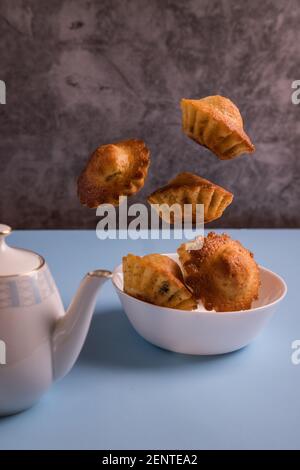 Hausgemachte Cupcakes fliegen in den Teller vor dem Tee. Stockfoto