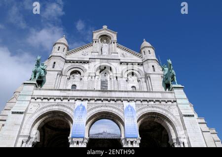 Reiterstatue von König Saint Louis und Reiterstatue von Saint Jeanne d'Arc, Basilique du Sacré-Cœur, Paris, Île-de-France, Frankreich Stockfoto