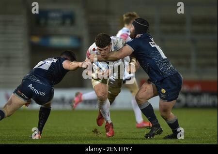 Eccles, Großbritannien. Februar 2021, 26th. Dave Ewers von Exeter Chiefs bricht die Tackle in Eccles, Großbritannien am 2/26/2021. (Foto von Richard Long/News Images/Sipa USA) Quelle: SIPA USA/Alamy Live News Stockfoto