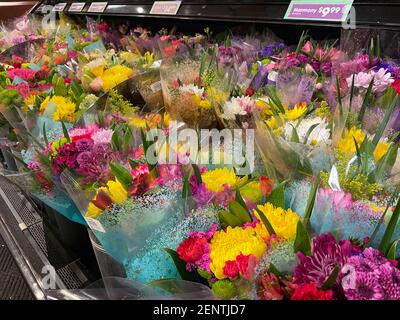 Pico - Robertson, CA USA - Jan 20, 2021: Nahaufnahme von Ralph's Blumenabschnitt, der mehrere Arten von Blumensträußen verkauft Stockfoto