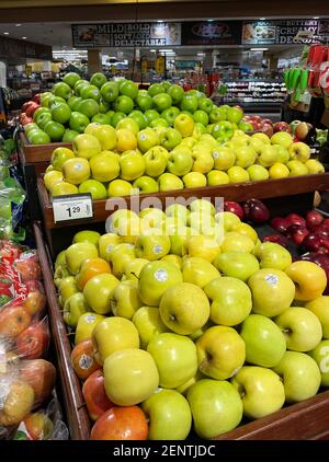 Pico - Robertson, CA USA - Jan 20, 2021: Nahaufnahme von Gold Delicious Apples Platz auf dem Regal in Ralph's Stockfoto