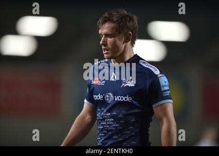 Eccles, Großbritannien. Februar 2021, 26th. AJ MacGinty of Sale Sharks während des Spiels in Eccles, UK am 2/26/2021. (Foto von Richard Long/News Images/Sipa USA) Quelle: SIPA USA/Alamy Live News Stockfoto