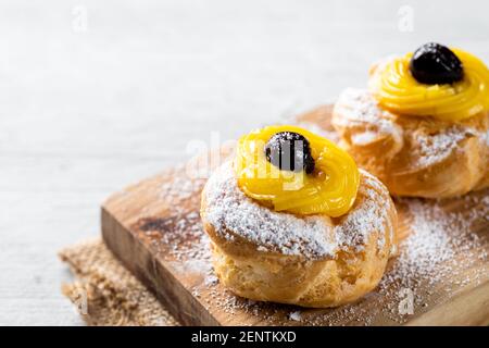 Hausgemachter Zeppole von Saint Joseph auf rustikalem Brett Stockfoto