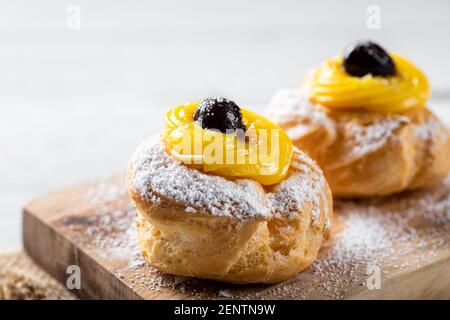 Hausgemachter Zeppole von Saint Joseph auf rustikalem Brett Stockfoto