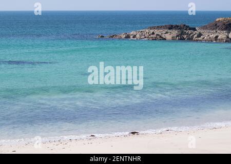 Klares blaues Meer an der Nordküste Schottlands Stockfoto