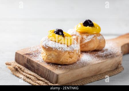 Hausgemachter Zeppole von Saint Joseph auf rustikalem Brett Stockfoto