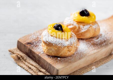 Hausgemachter Zeppole von Saint Joseph auf rustikalem Brett Stockfoto
