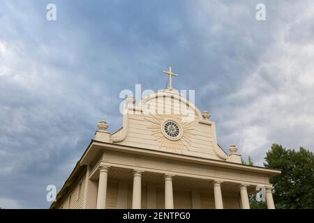 Über der Mission of the Sacred Heart im Old Mission State Park, Cataldo, Idaho, bauen sich Sturmwolken auf. Stockfoto