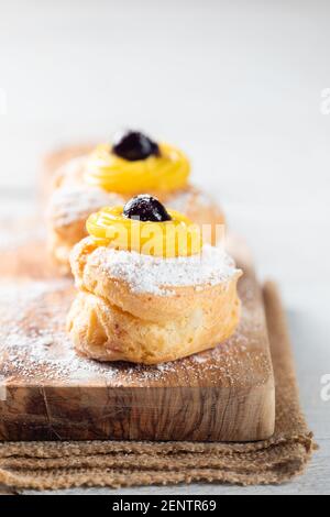 Hausgemachter Zeppole von Saint Joseph auf rustikalem Brett Stockfoto