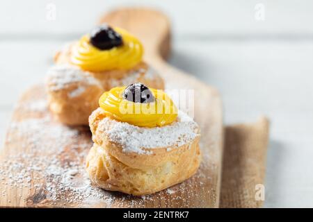Hausgemachter Zeppole von Saint Joseph auf rustikalem Brett Stockfoto