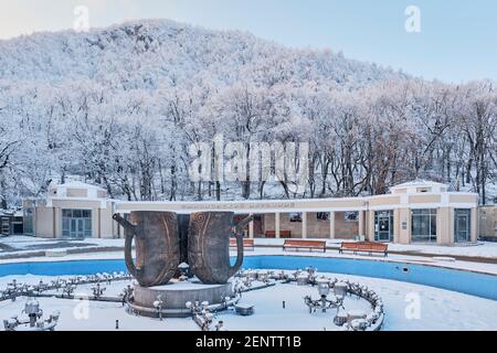 Scheleznovodsk, Russland - 19. Januar 2021: Kaskadenbrunnen und Pumpenraum mit Mineralwasser Smirnovski Quelle im Winter. Stockfoto