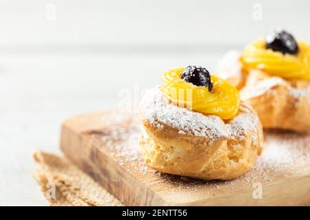 Hausgemachter Zeppole von Saint Joseph auf rustikalem Brett Stockfoto
