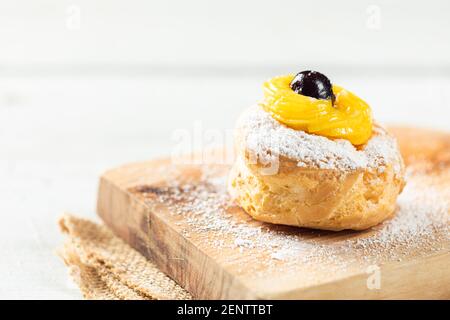 Hausgemachter Zeppole von Saint Joseph auf rustikalem Brett Stockfoto