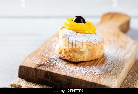 Hausgemachter Zeppole von Saint Joseph auf rustikalem Brett Stockfoto