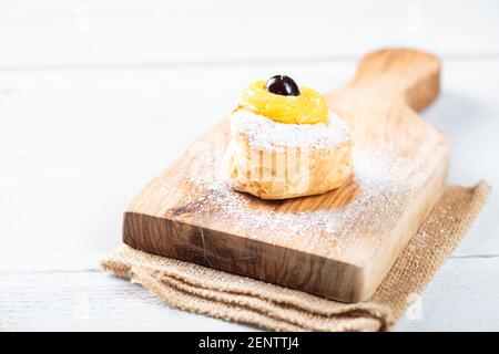 Hausgemachter Zeppole von Saint Joseph auf rustikalem Brett Stockfoto