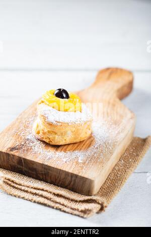 Hausgemachter Zeppole von Saint Joseph auf rustikalem Brett Stockfoto